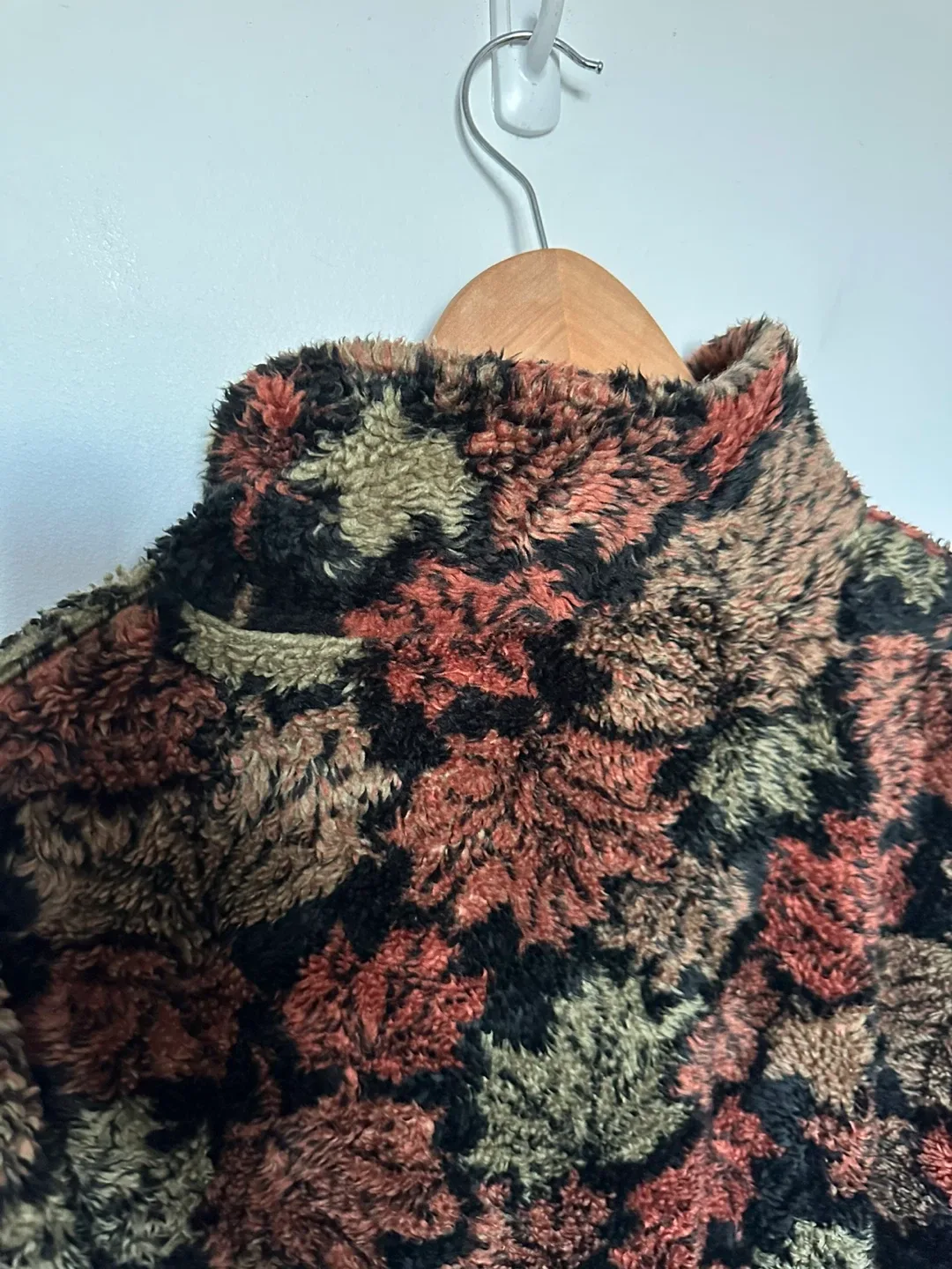 Vintage Fleece Fall Jacket Black Mountain Cozy Leaf Pattern image indicator(9)