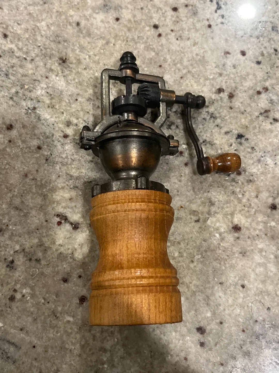 Vintage Style Pepper Grinder image indicator(2)