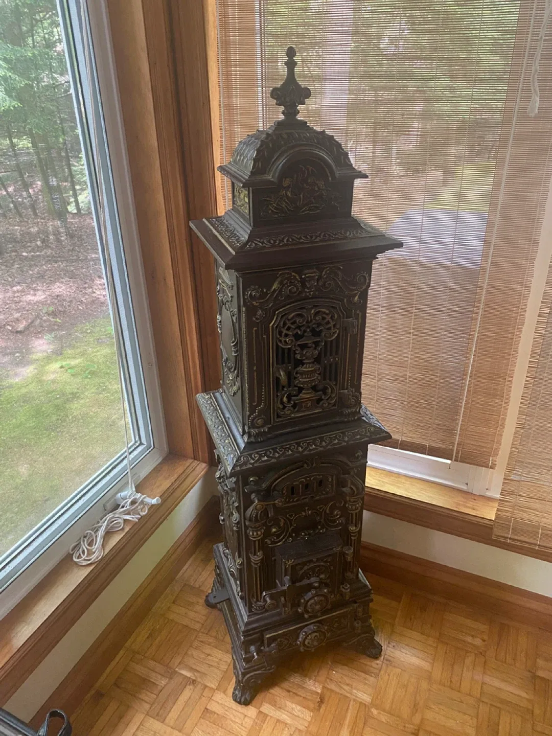 Antique Ornate Cast Iron Stove image indicator(2)