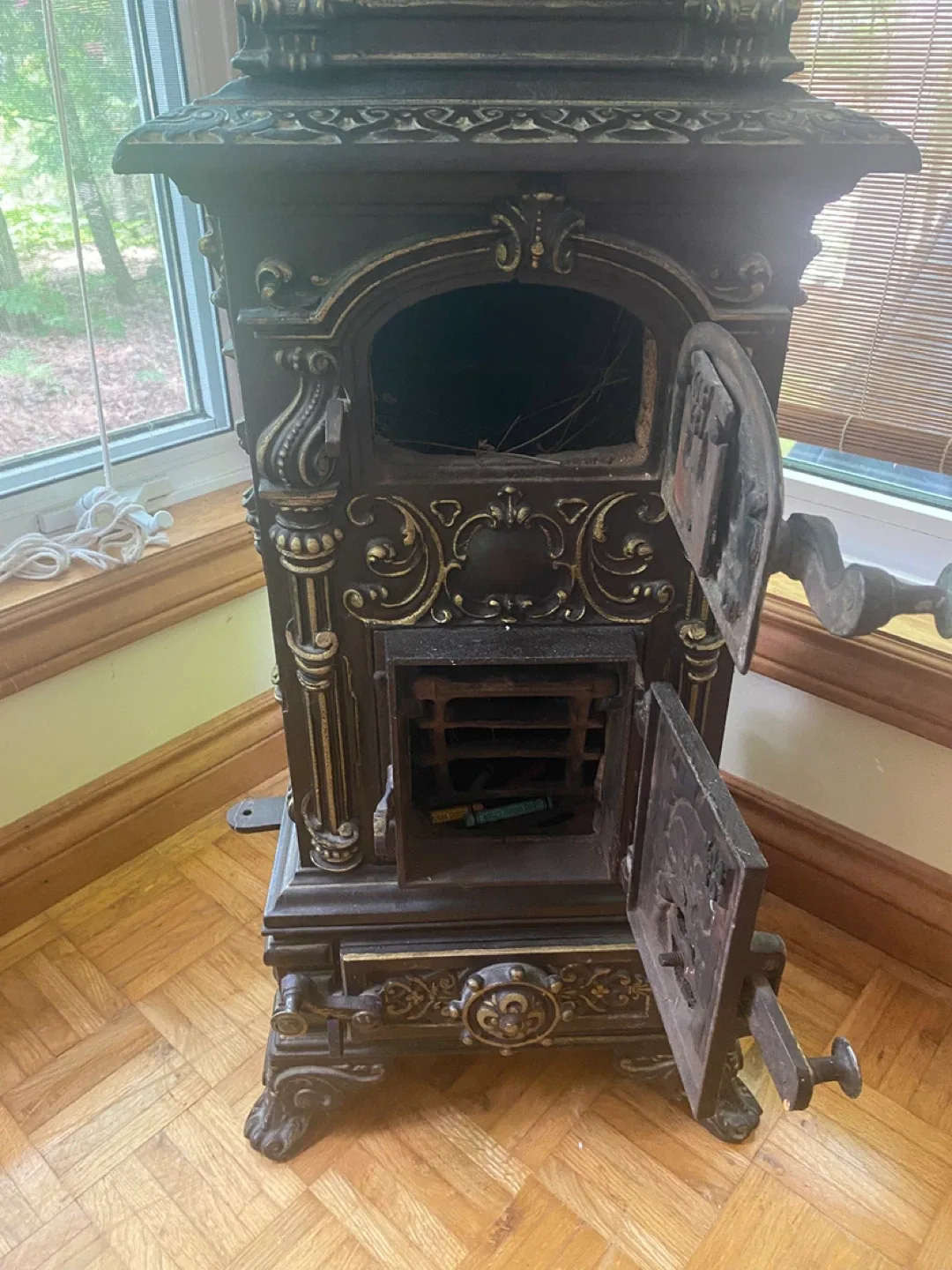 Antique Ornate Cast Iron Stove image indicator(4)