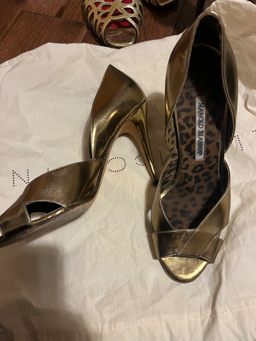 Manolo Blahnik Gold Heels - Size 37 - photo 2
