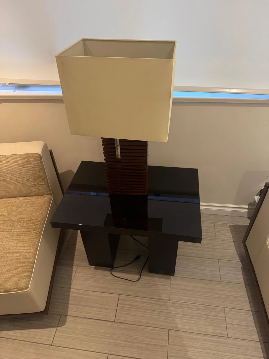 Table lamp with black table - photo 3