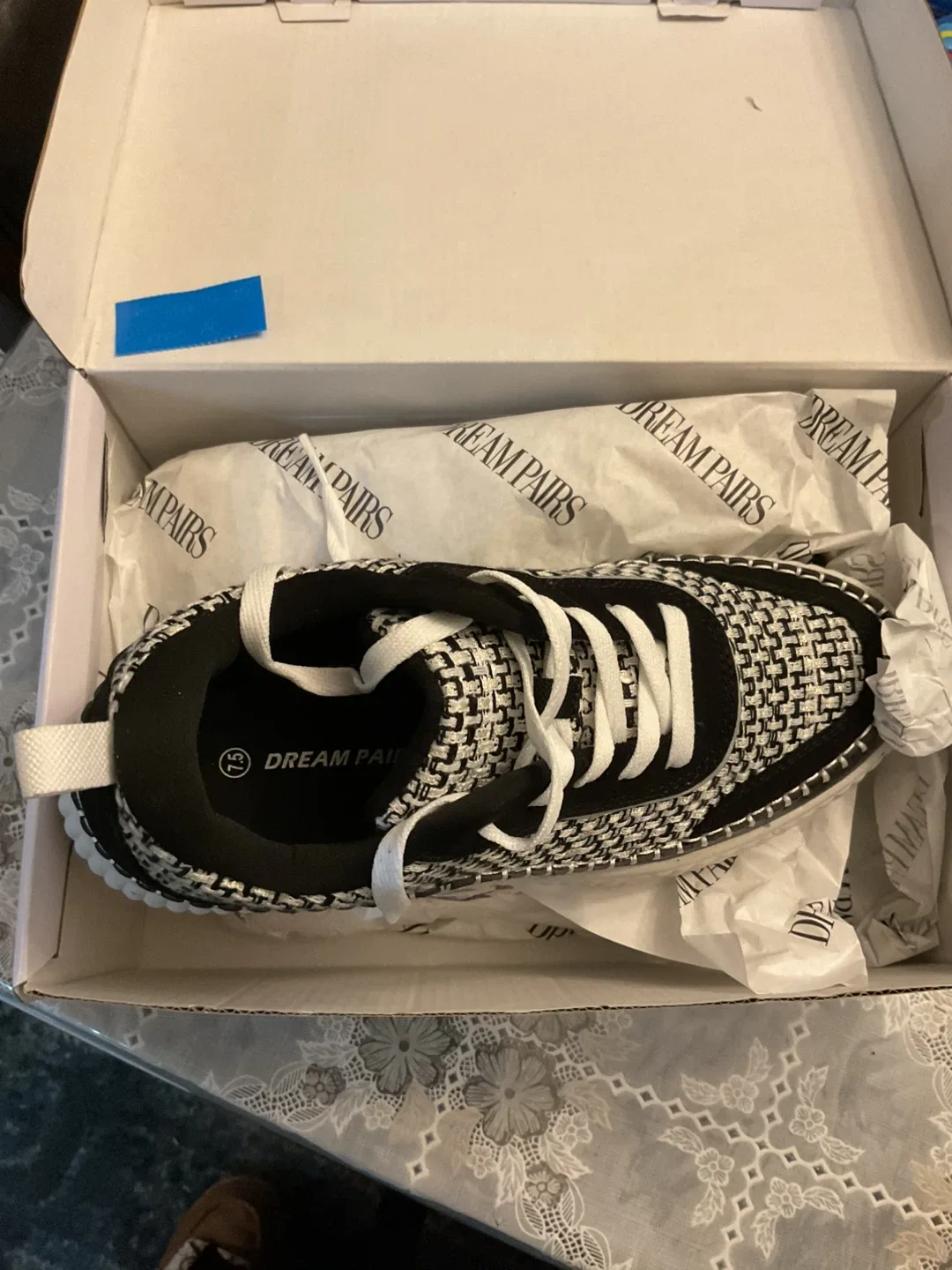 Dream Pairs Women's Black/White Sneakers - Size 7.5 image indicator(2)