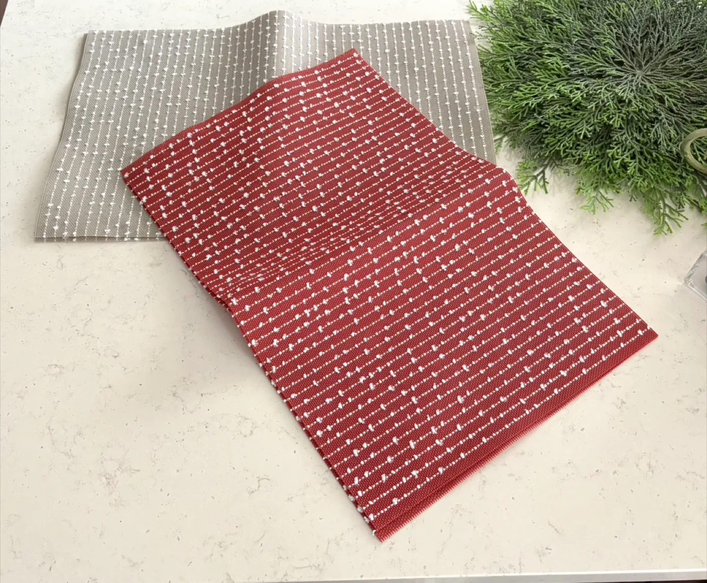 Set of 2 Placemats - Red and Grey - 4 Pieces image indicator(2)