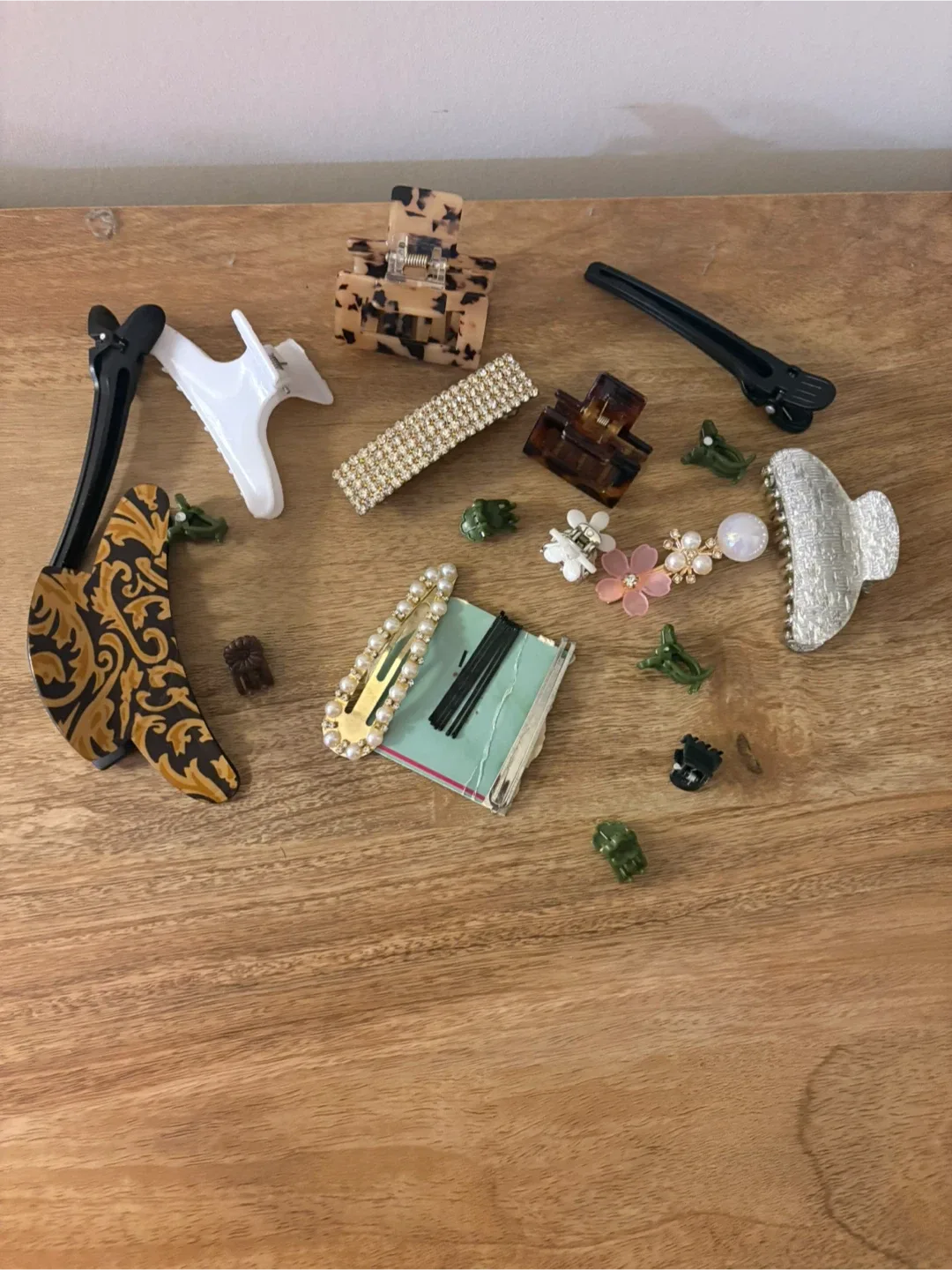 Assorted Hair Clips & Barrettes thumbnail