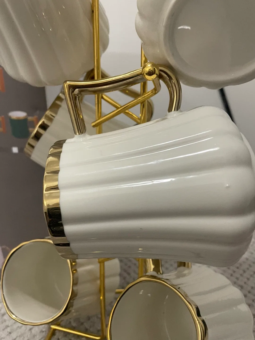 Set of 6 Mugs with Rack - White and Gold image indicator(5)