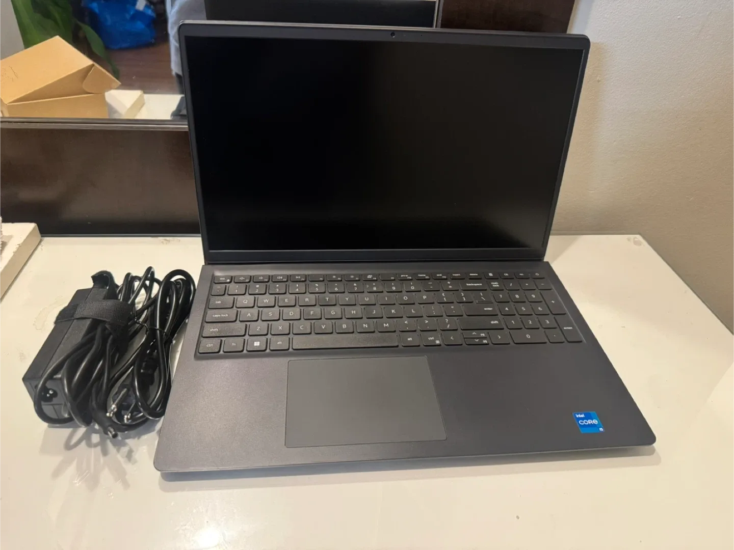 Dell Vistro 15 3510 Laptop, 11th generation-i5 1135G7 image indicator(2)