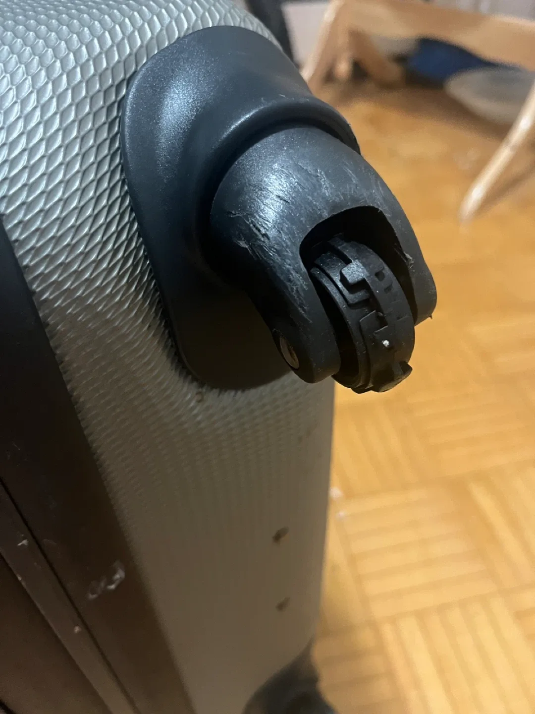 Delsey Grey Hardside Suitcase image indicator(8)