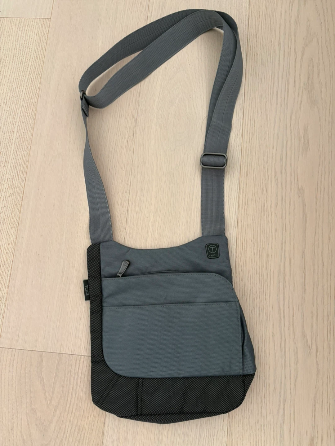 Tumi Tech Essential Gear Crossbody Bag - Grey
