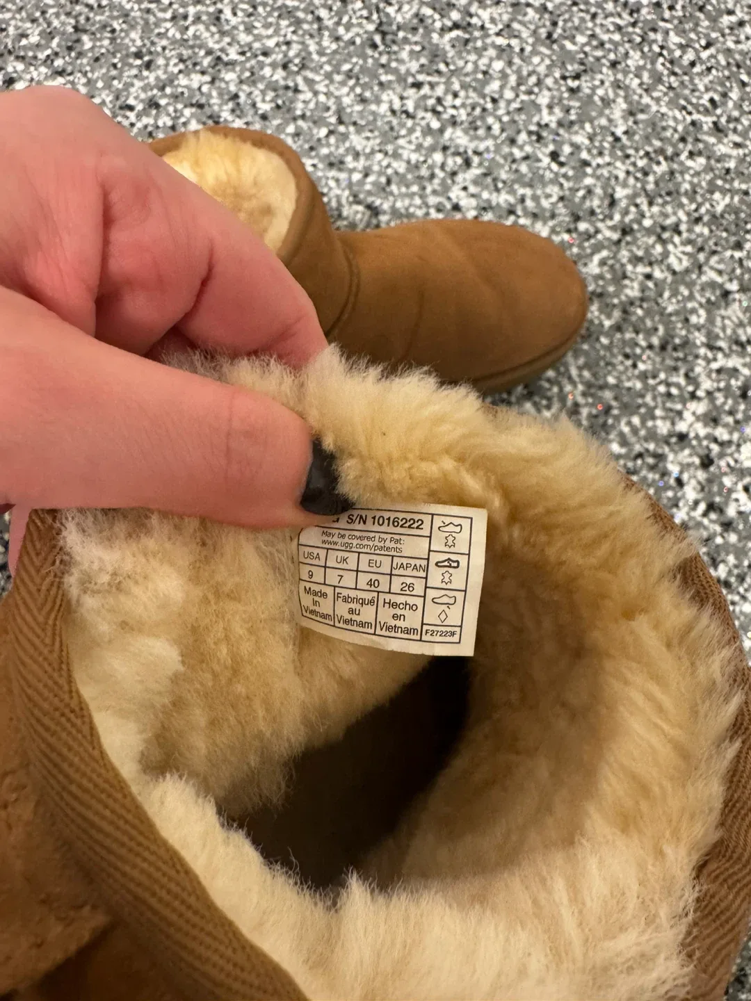 UGG Classic Mini Boots - Size 9 image indicator(7)