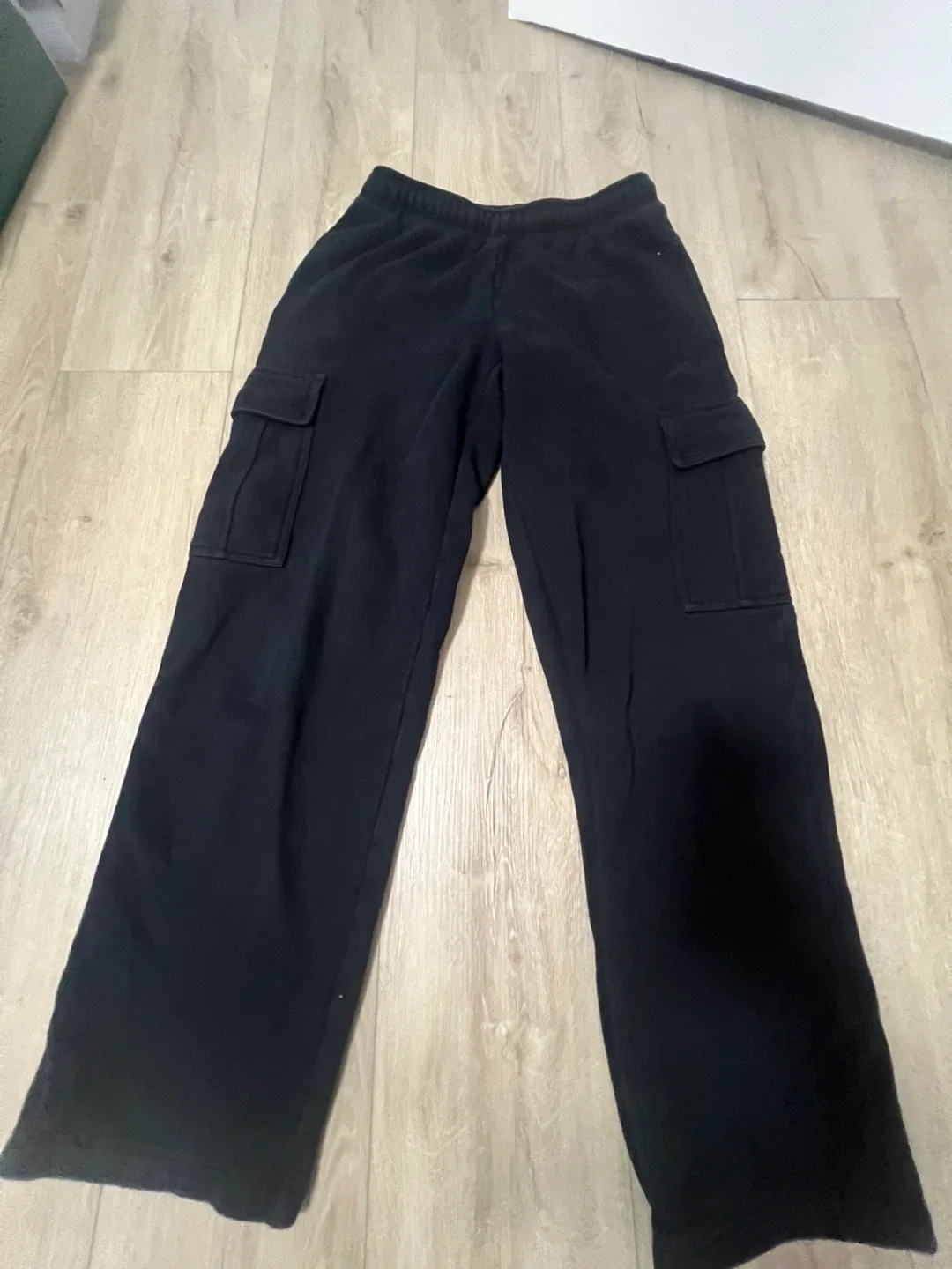 Aritzia Black Cargo Sweatpants image indicator(4)