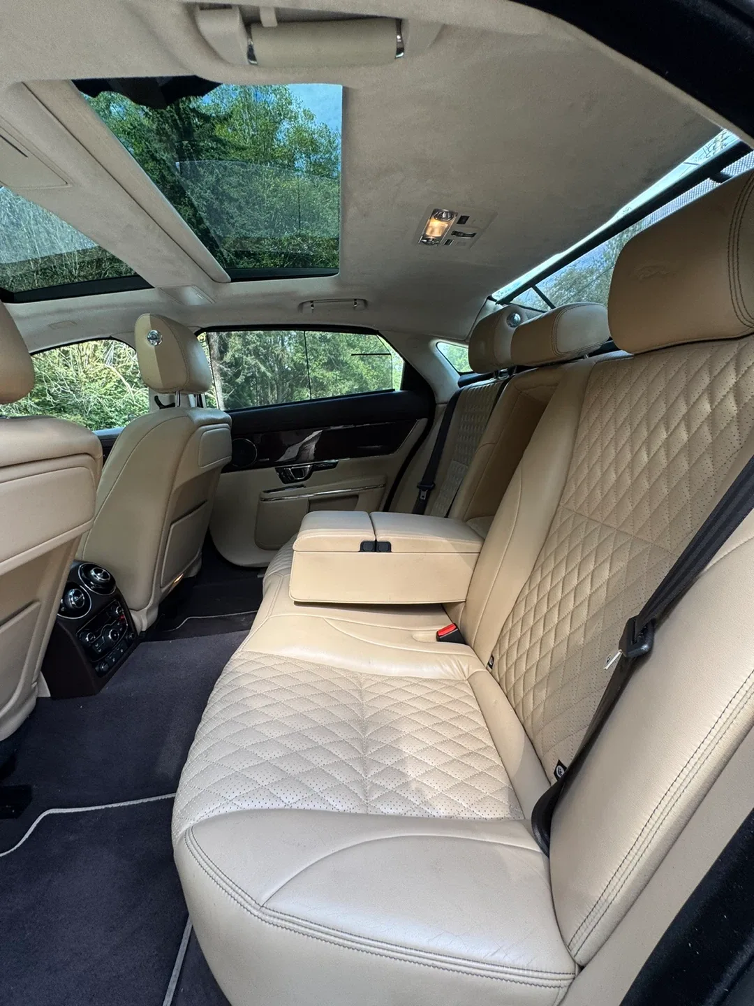 2016 Jaguar XJL Portfolio image indicator(10)