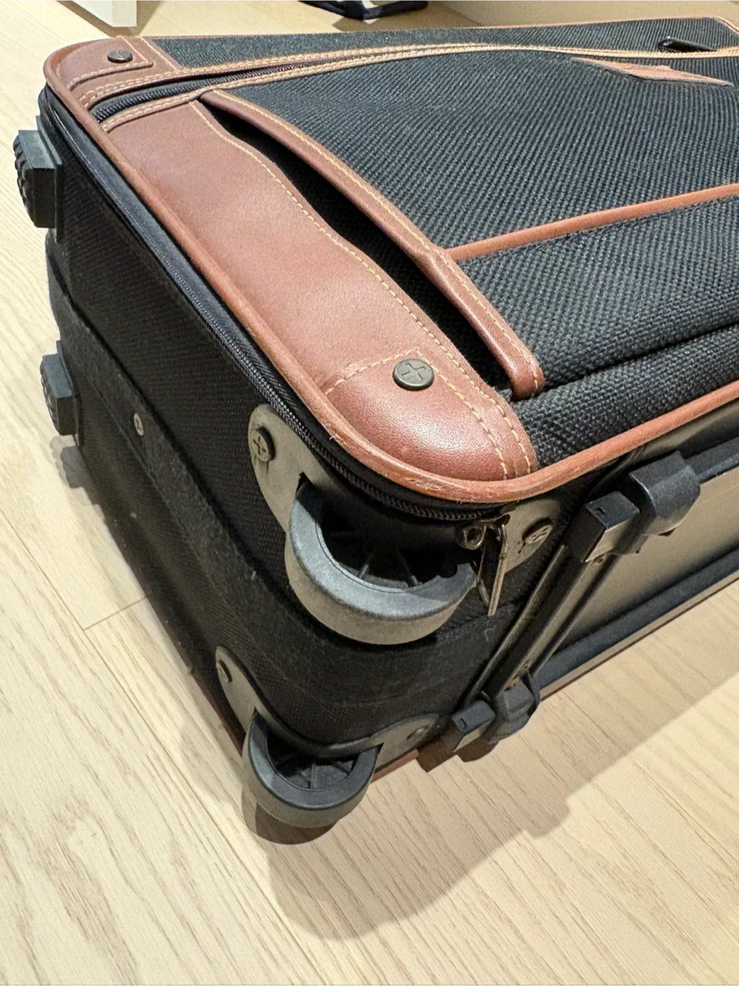 Chadwick by High Sierra Rolling Suitcase image indicator(2)