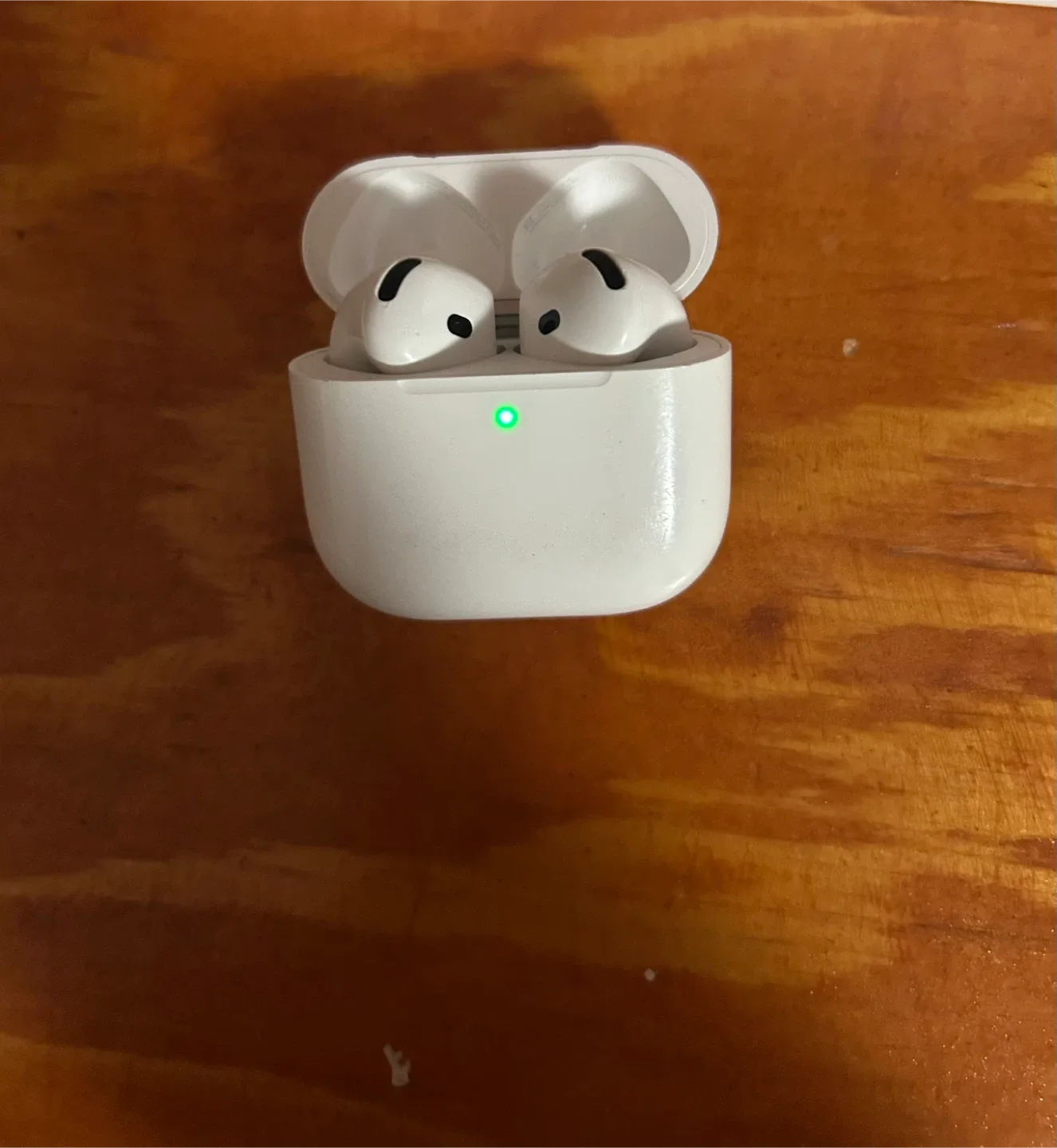 Apple AirPods 4 with Charging Case image indicator(4)