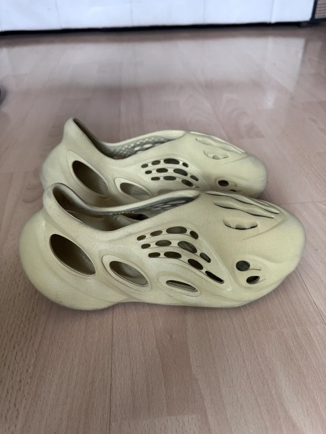 Adidas Yeezy Foam RNR Size M8/W9 - Green image indicator(2)