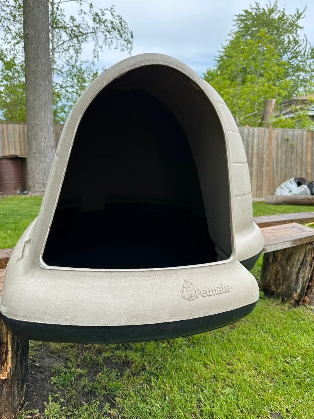 Petmate Igloo Style Dog House 22.8" x 30.5" x 37.5" image indicator(4)