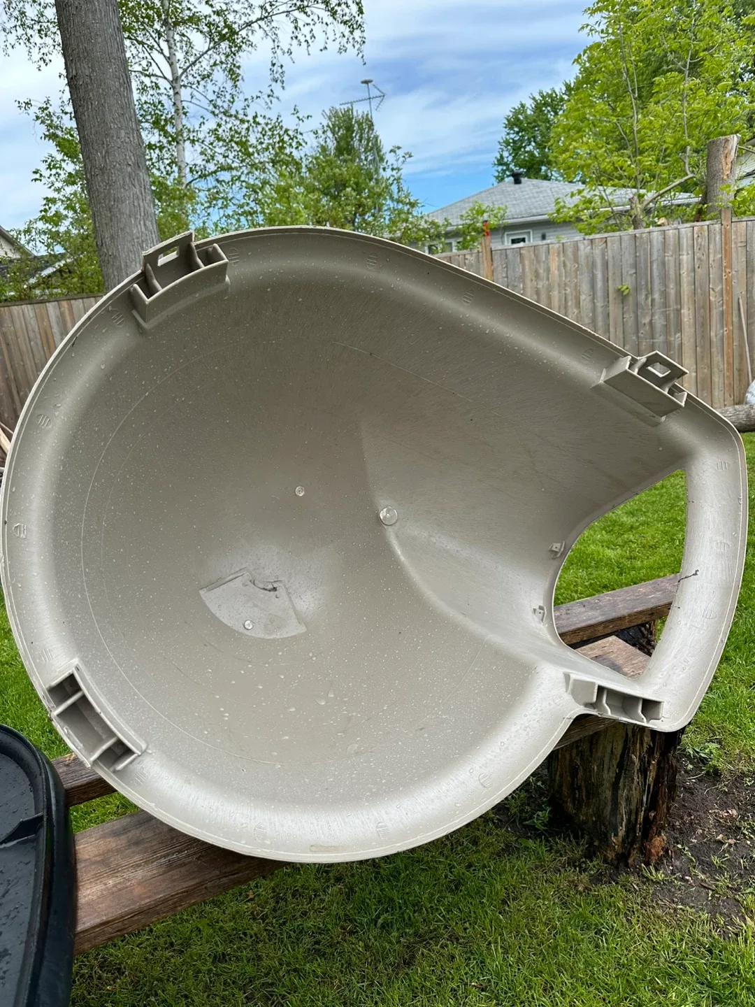 Petmate Igloo Style Dog House 22.8" x 30.5" x 37.5" image indicator(8)