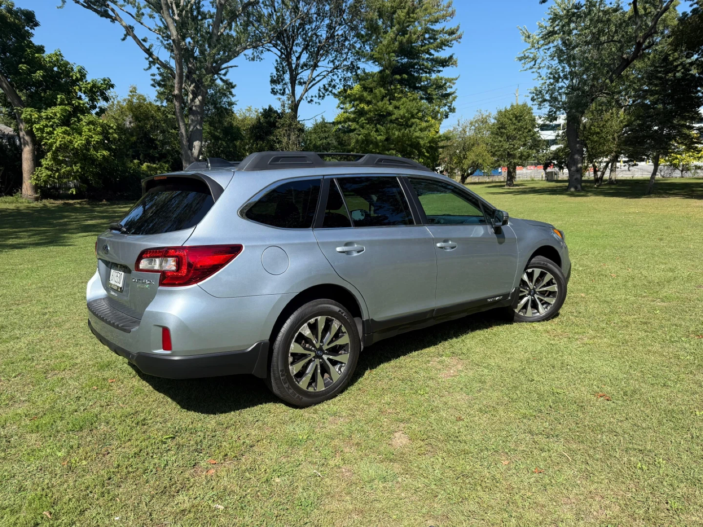 Silver Subaru Outback 2017 - photo 3