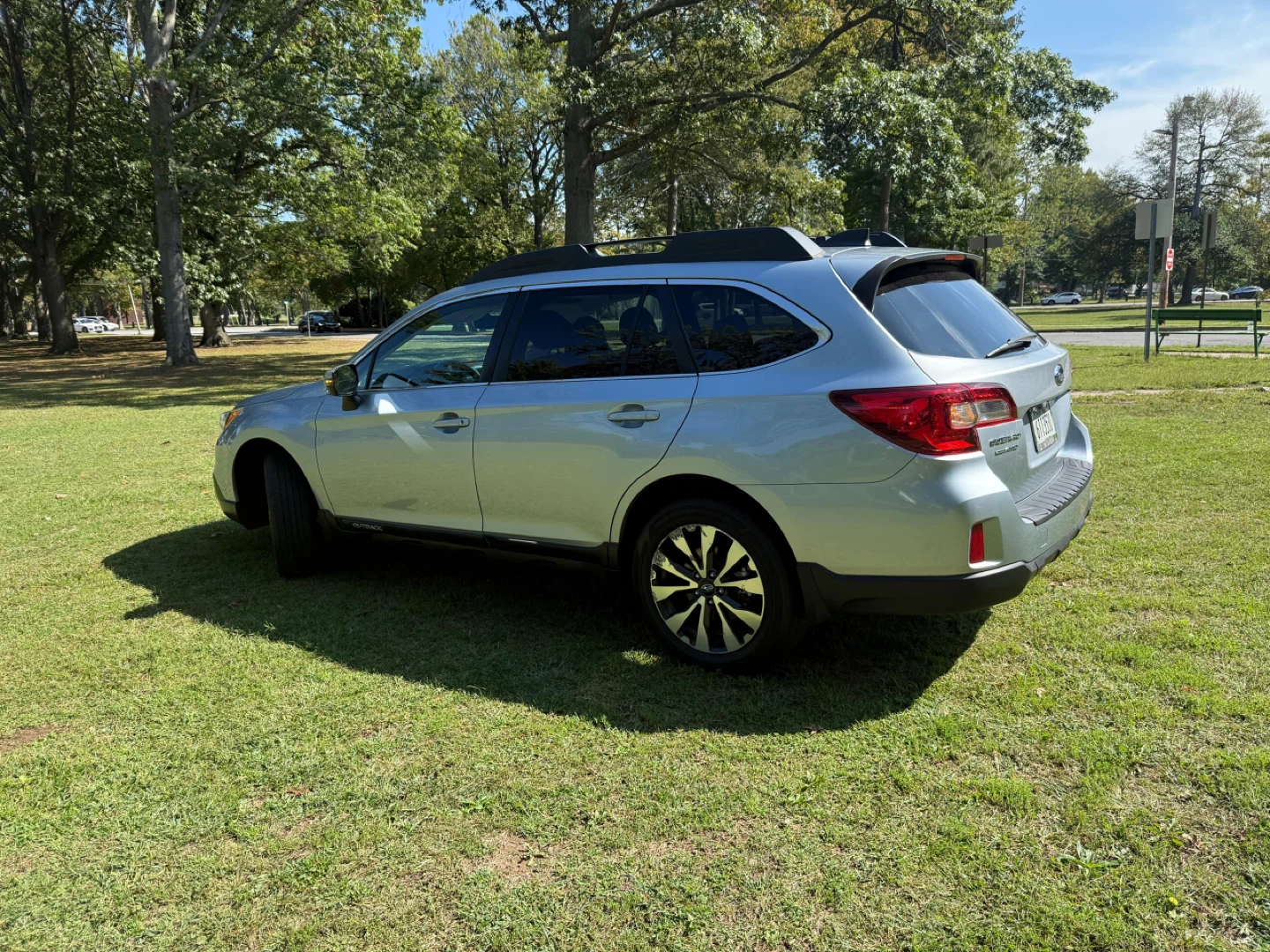 Silver Subaru Outback 2017 - photo 4