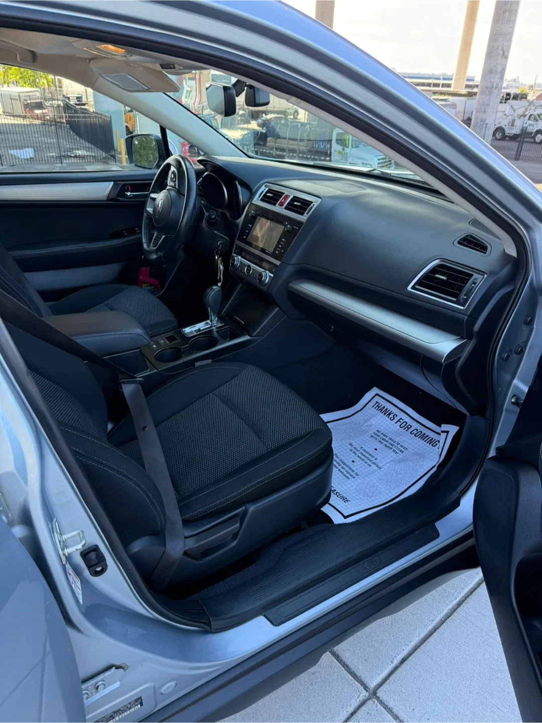 Silver Subaru Outback 2017 image indicator(6)