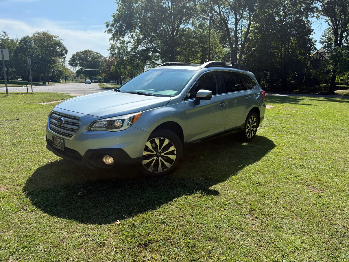 Silver Subaru Outback 2017 - photo 2