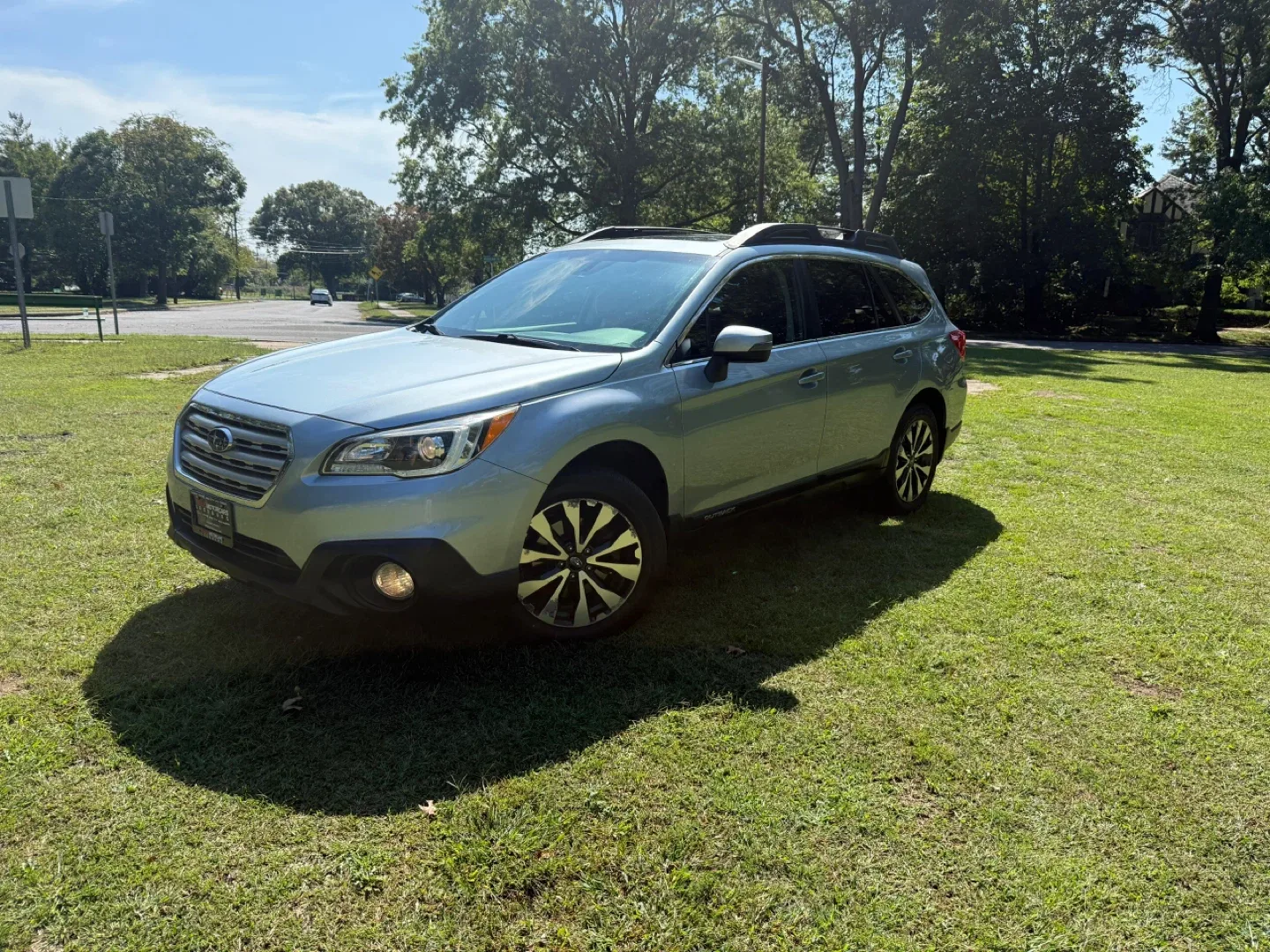 Silver Subaru Outback 2017 image indicator(2)