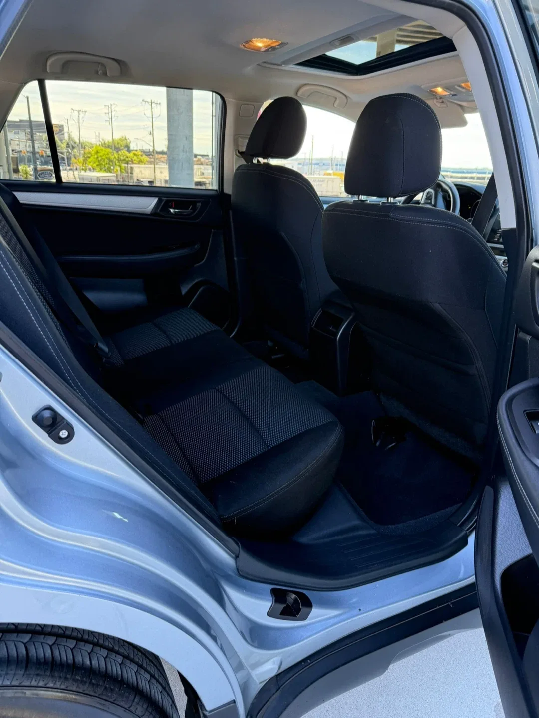 Silver Subaru Outback 2017 image indicator(7)