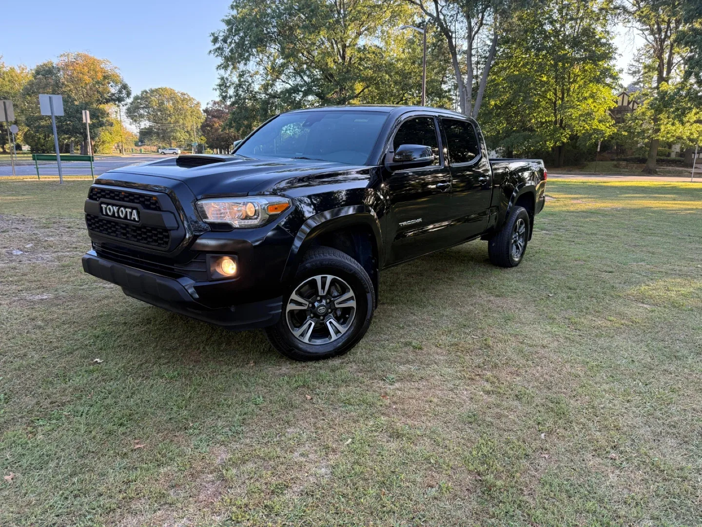 2019 Toyota Tacoma TRD Sport Black Truck image indicator(2)
