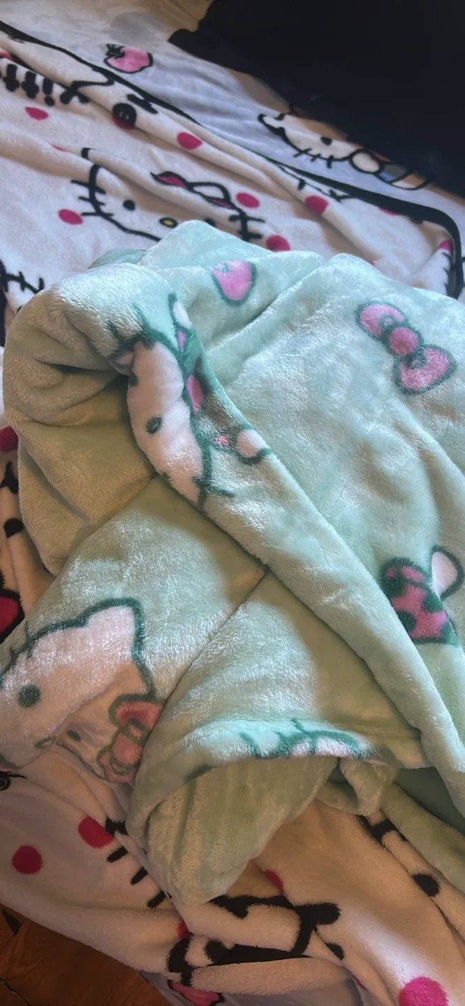 Hello Kitty Plush Blanket image indicator(2)