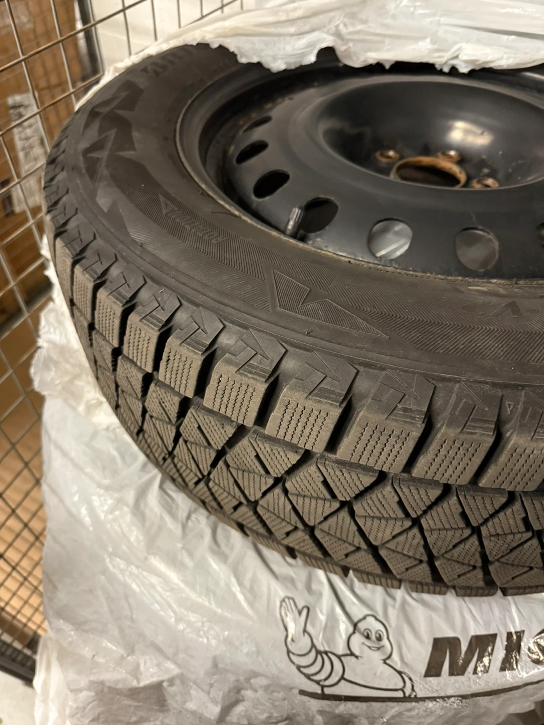 Bridgestone Blizzak Winter Tires. 245/60R18 Blizzak DM-V2 - photo 2