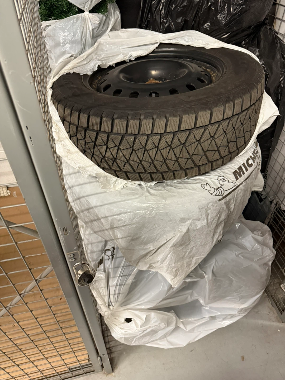 Bridgestone Blizzak Winter Tires. 245/60R18 Blizzak DM-V2