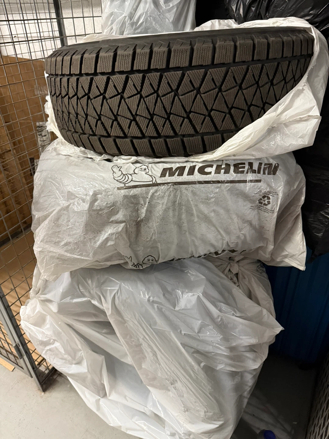 Bridgestone Blizzak Winter Tires. 245/60R18 Blizzak DM-V2 - photo 3