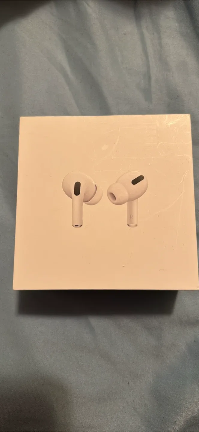 Apple AirPods Pro with Wireless Charging Case thumbnail