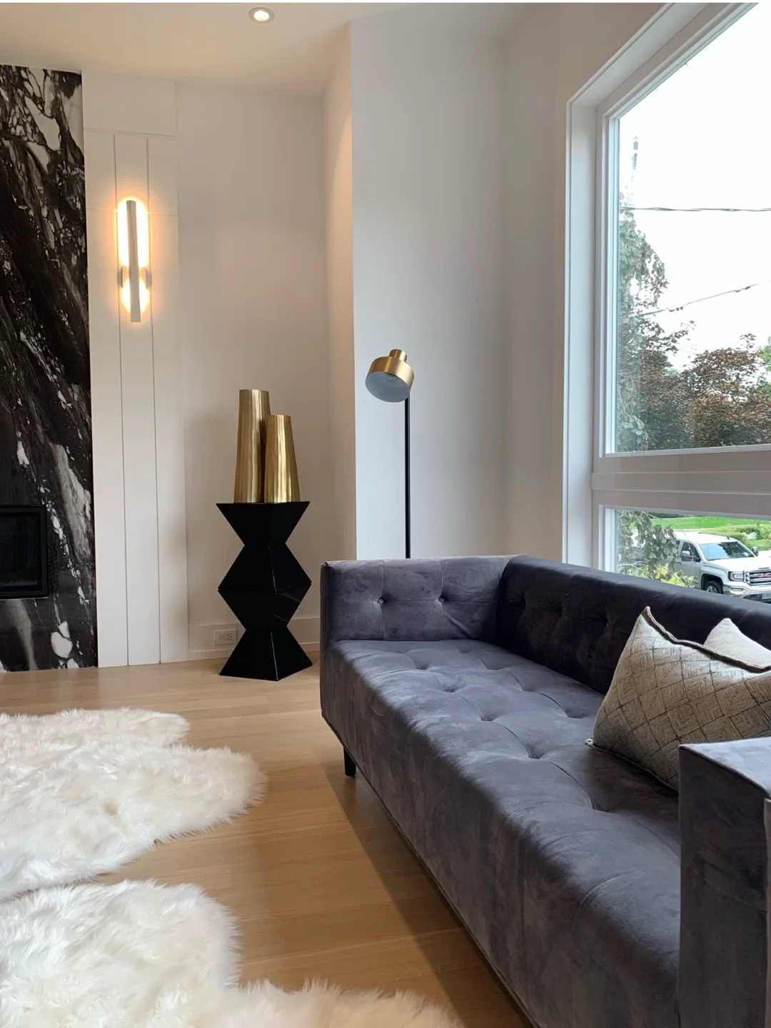 Grey Velvet Sofa (84")- image indicator(2)