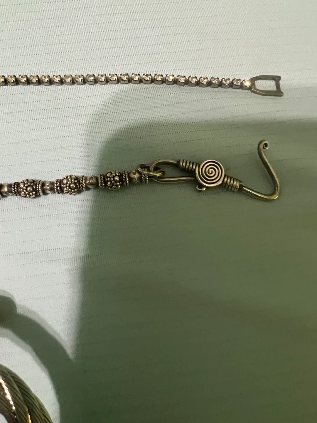 Jewelry Lot: 2 Bracelets, 1 bangle and a pin - photo 3