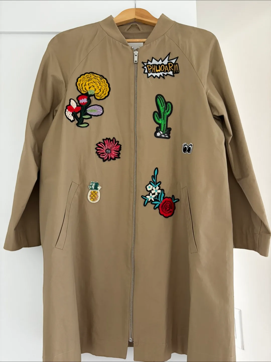 Khaki trench coat image indicator(2)