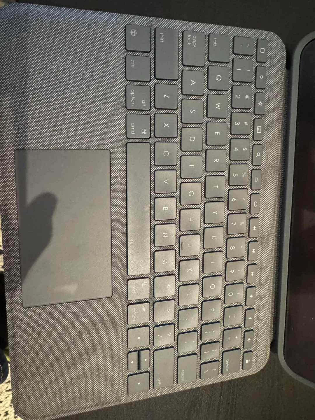 iPad Air 11-inch (M3) w/ Keyboard image indicator(2)