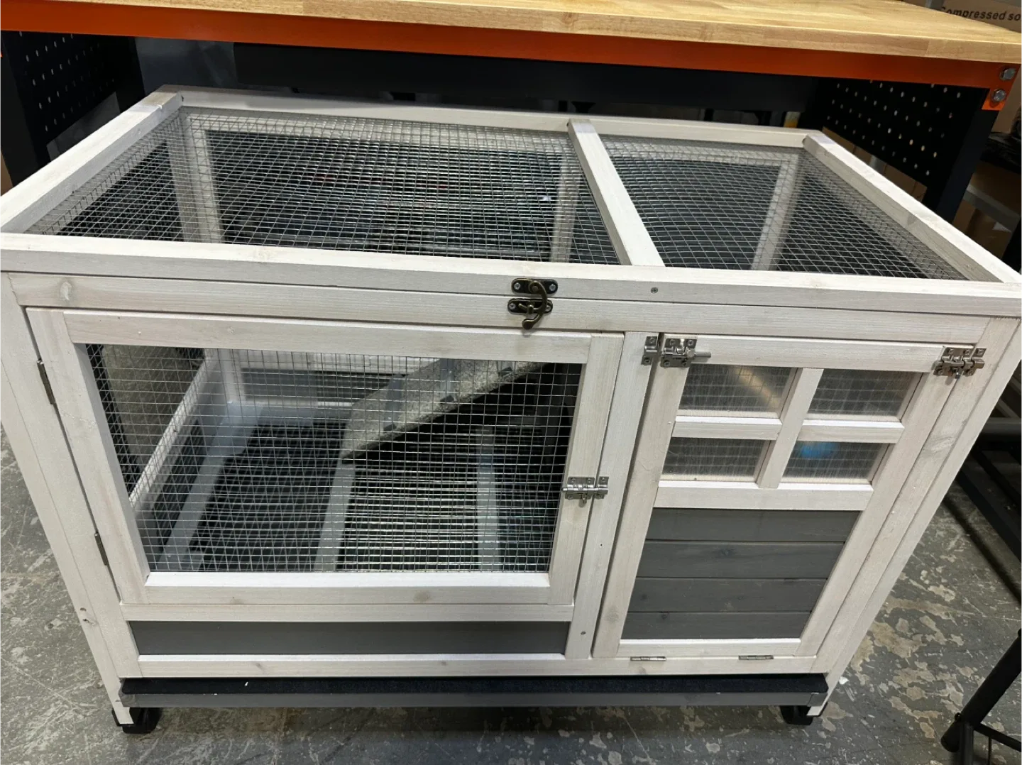 Rabbit/Small Animal Hutch image indicator(2)