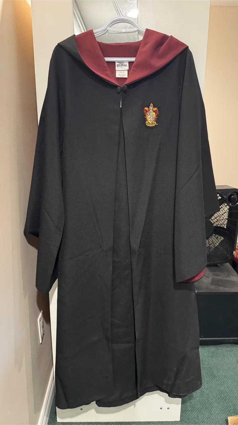 Harry Potter Gryffindor Robe. L size. BNWT