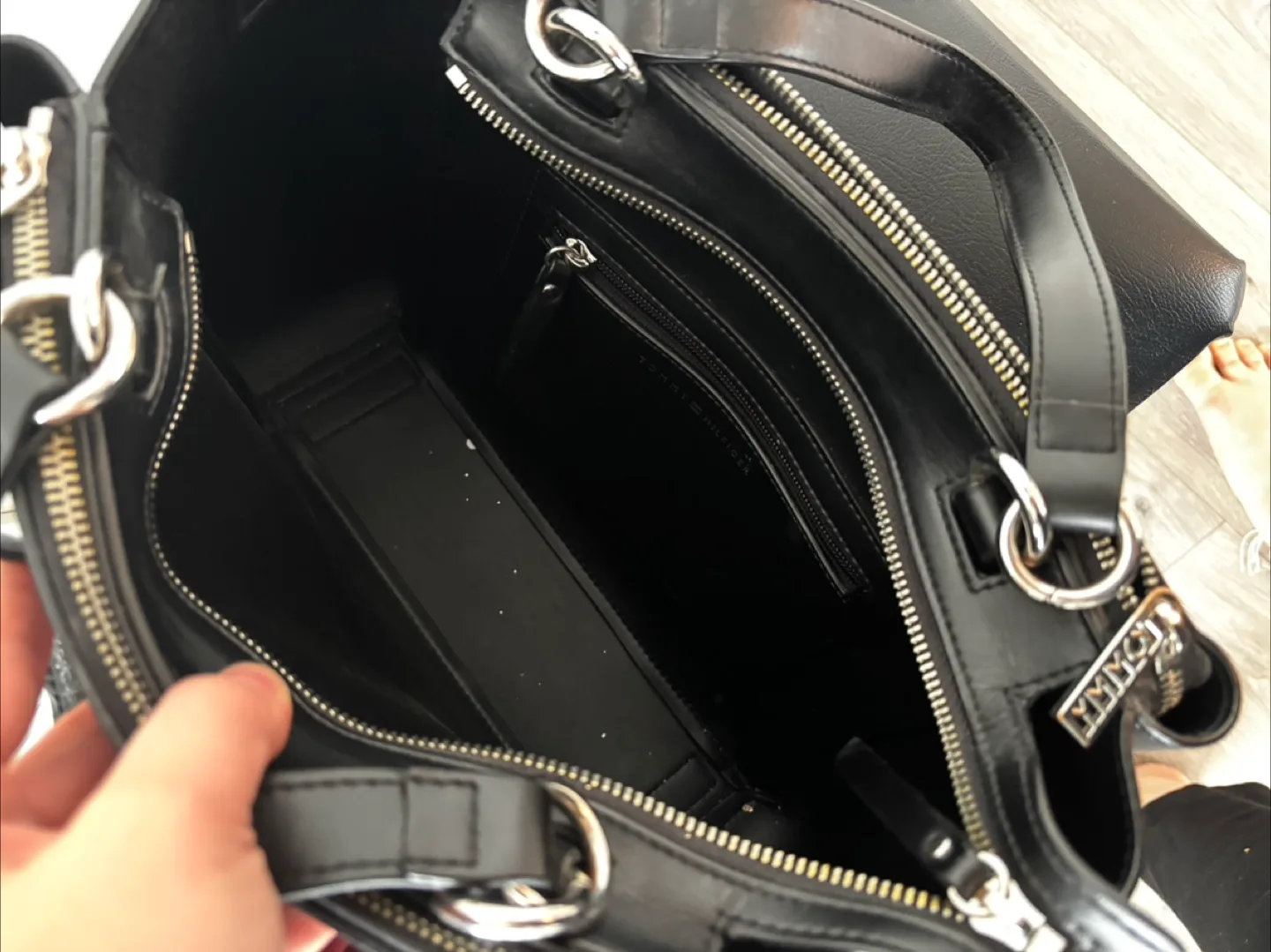 Tommy Hilfiger Black Leather Handbag image indicator(4)