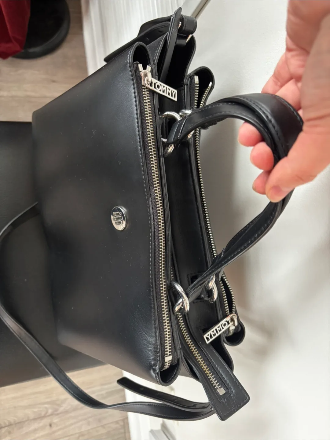 Tommy Hilfiger Black Leather Handbag image indicator(3)