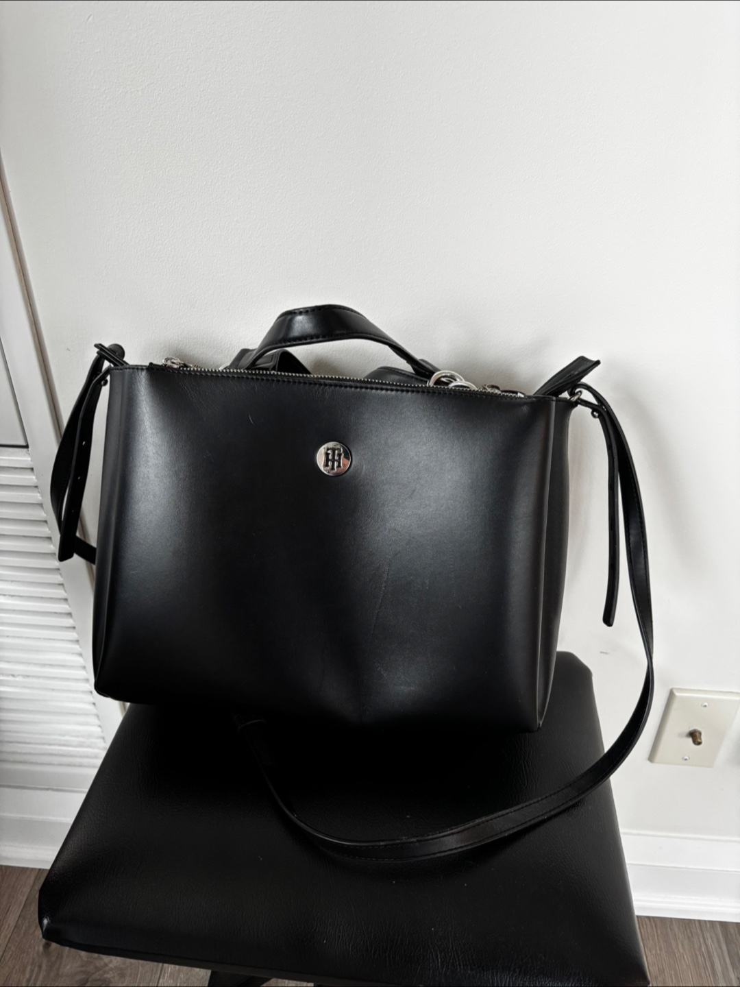 Tommy Hilfiger Black Leather Handbag - photo 2
