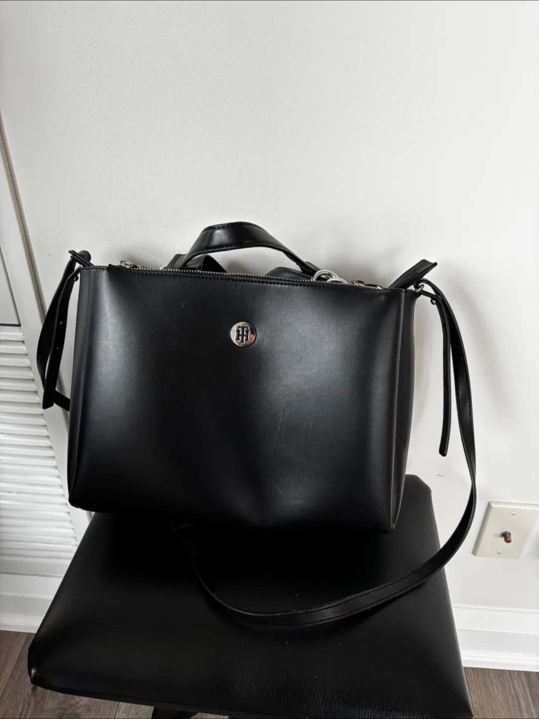 Tommy Hilfiger Black Leather Handbag image indicator(2)