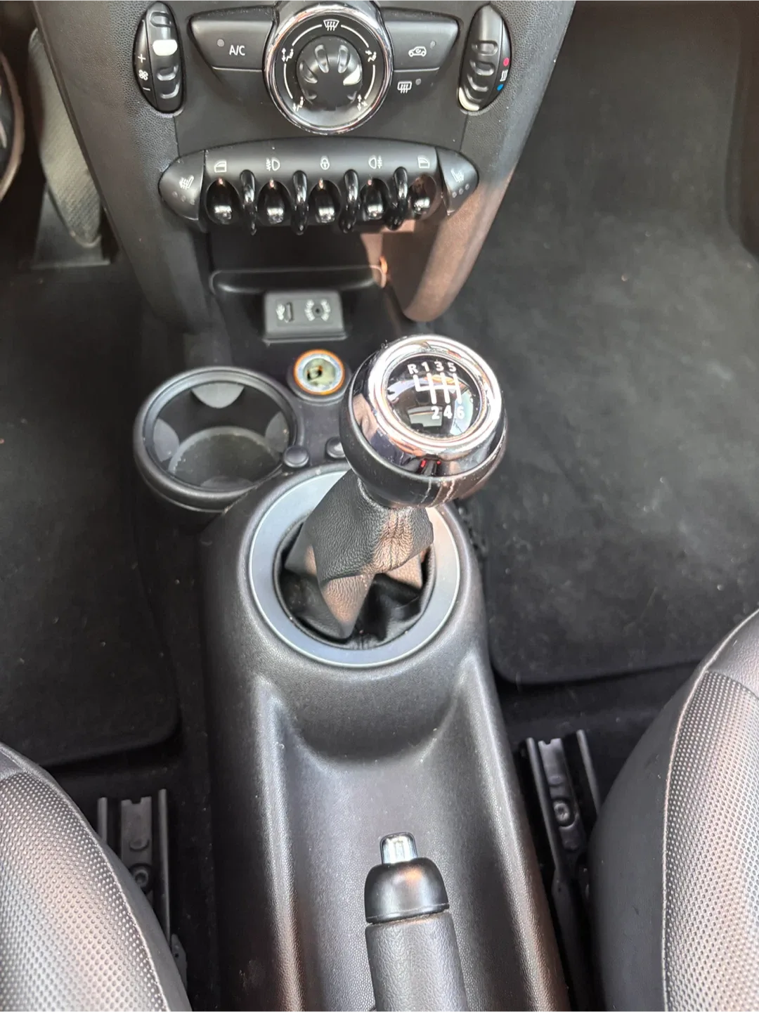 2013 Mini Cooper Great on Gas Low KM image indicator(3)