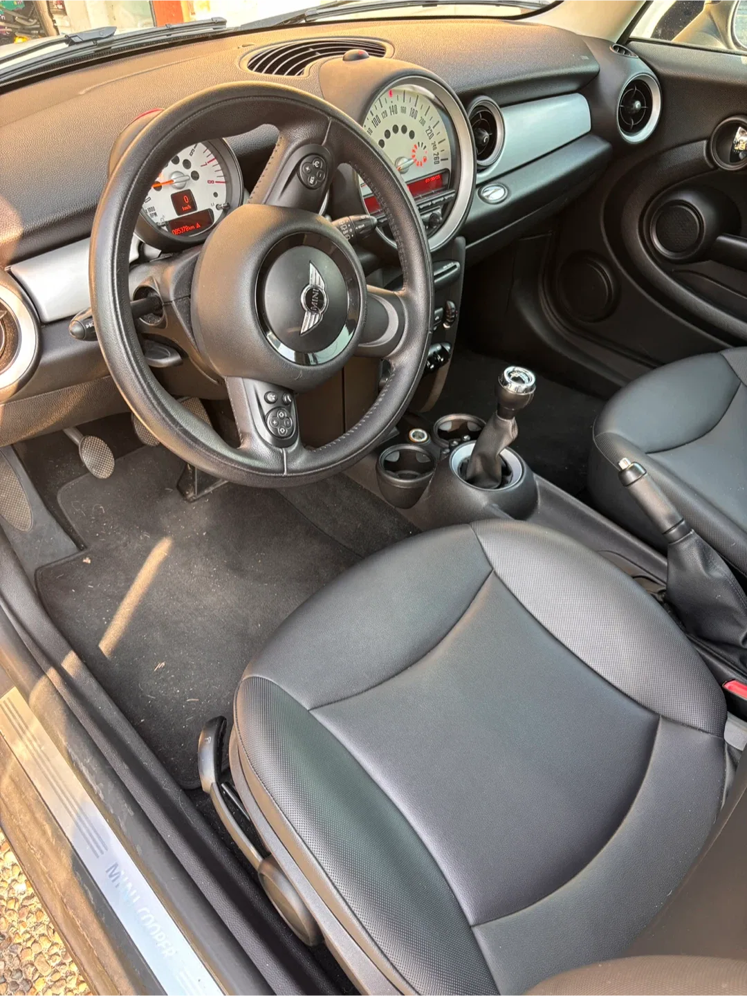 2013 Mini Cooper Great on Gas Low KM image indicator(2)