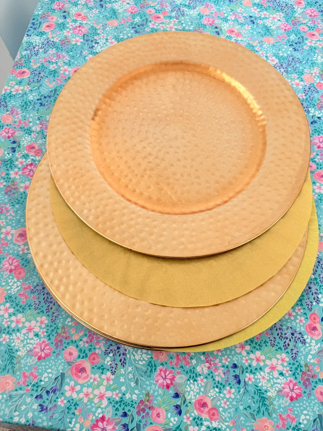 Gold plastic Plates - Set of 4- Brand New image indicator(2)