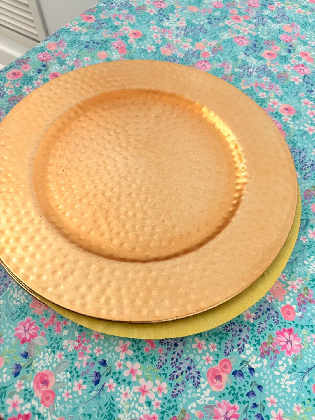 Gold plastic Plates - Set of 4- Brand New image indicator(4)
