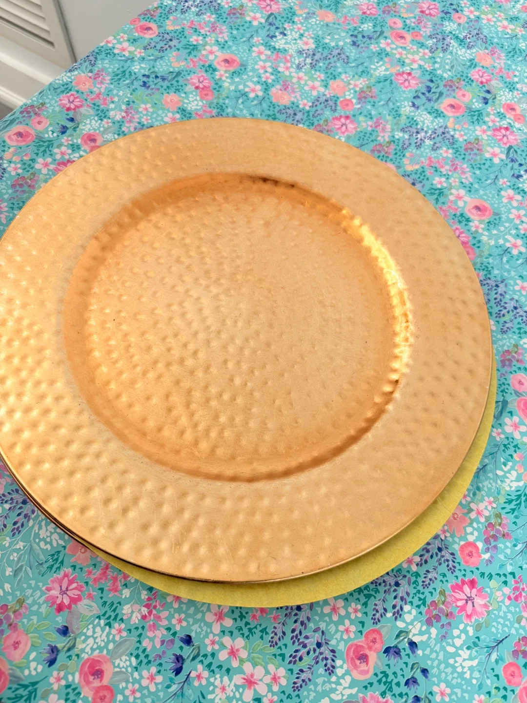 Gold plastic Plates - Set of 4- Brand New image indicator(3)