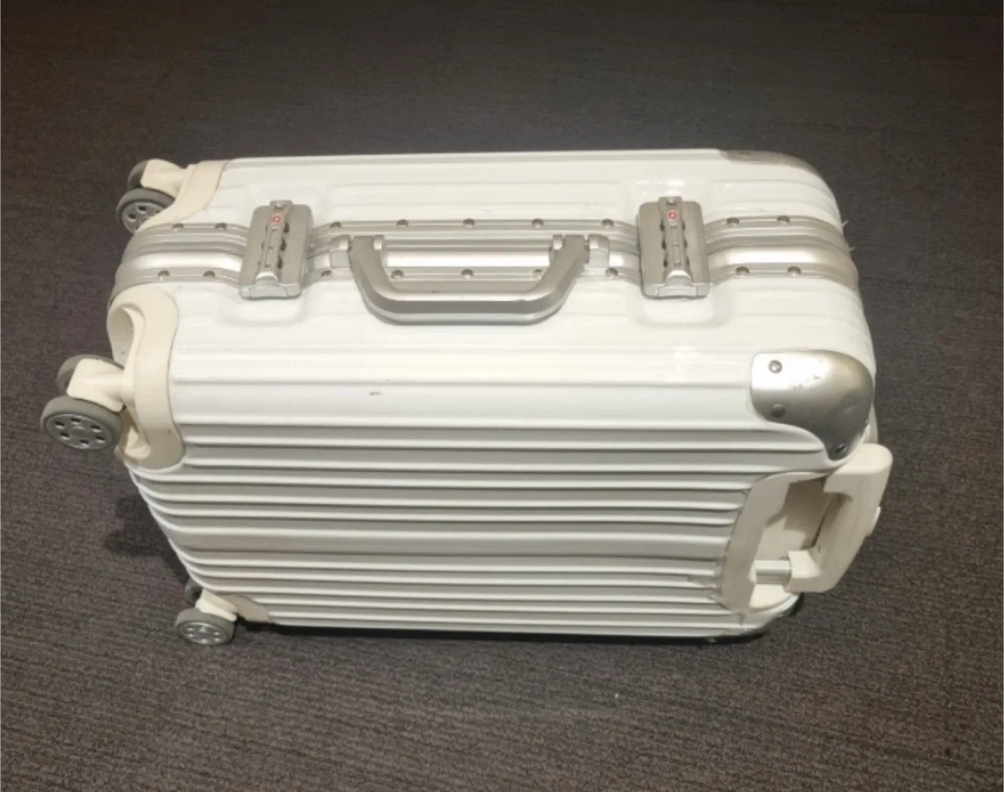 Cabin Suitcase - White image indicator(4)