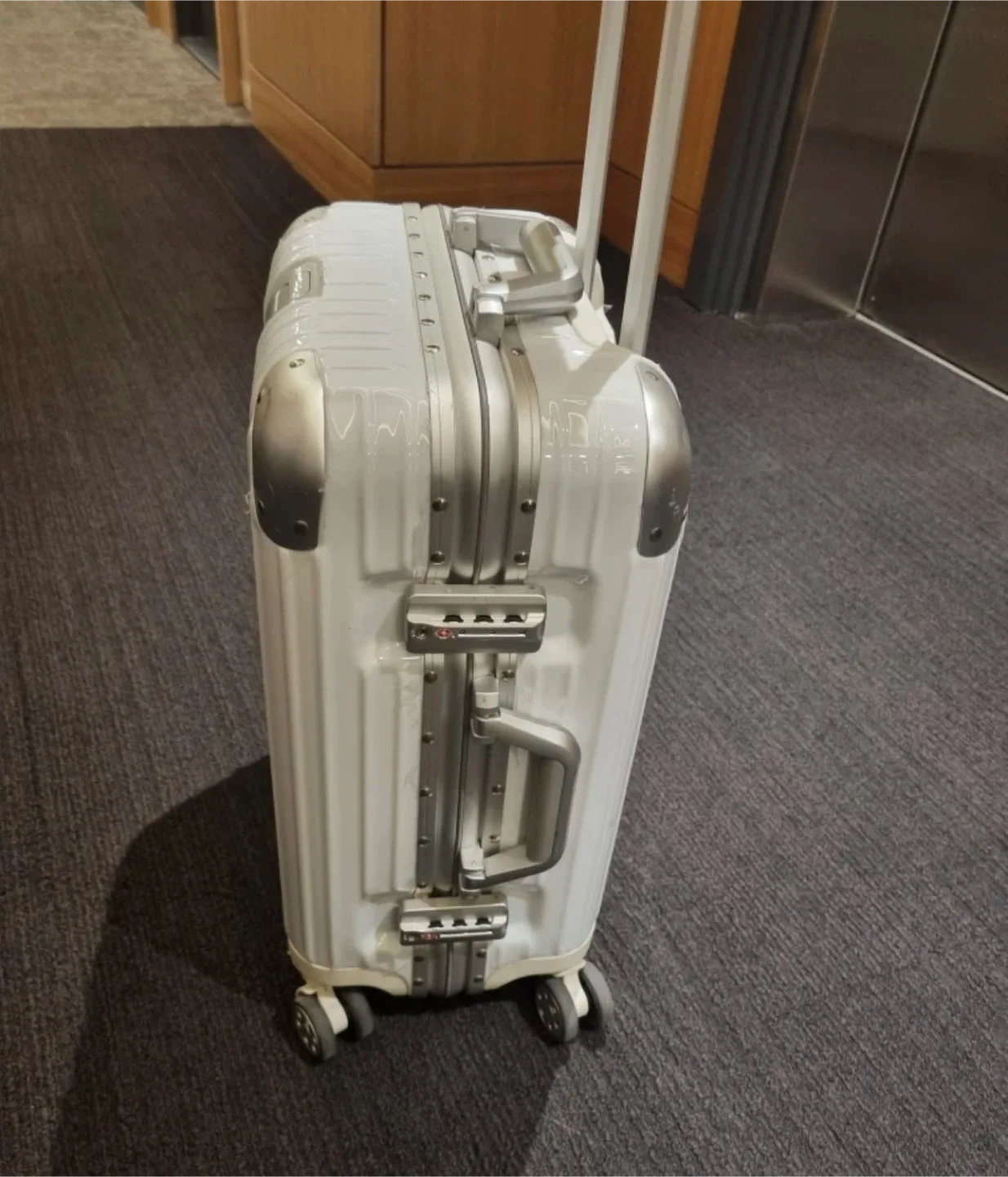 Cabin Suitcase - White image indicator(3)